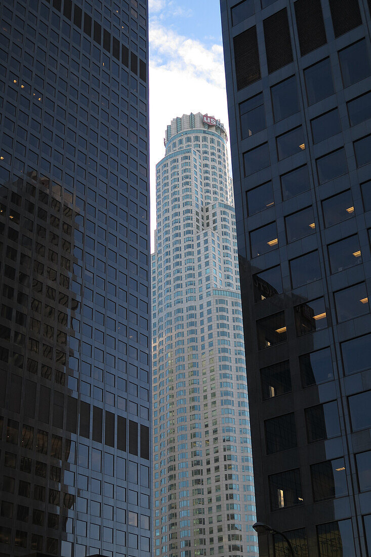 Blick durch Häuserschlucht zum Büroturm U.S. Bank Tower, Los Angeles, Kalifornien, USA