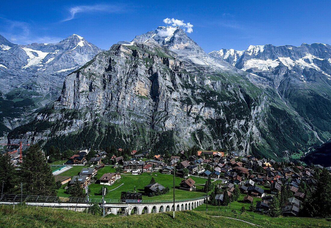 Seilbahn Mürren–Allmendhubel mit Blick auf die Gipfel Eiger, Mönch und Jungfrau, Mürren, bei Lauterbrunnen, Berner Oberland, Schweiz