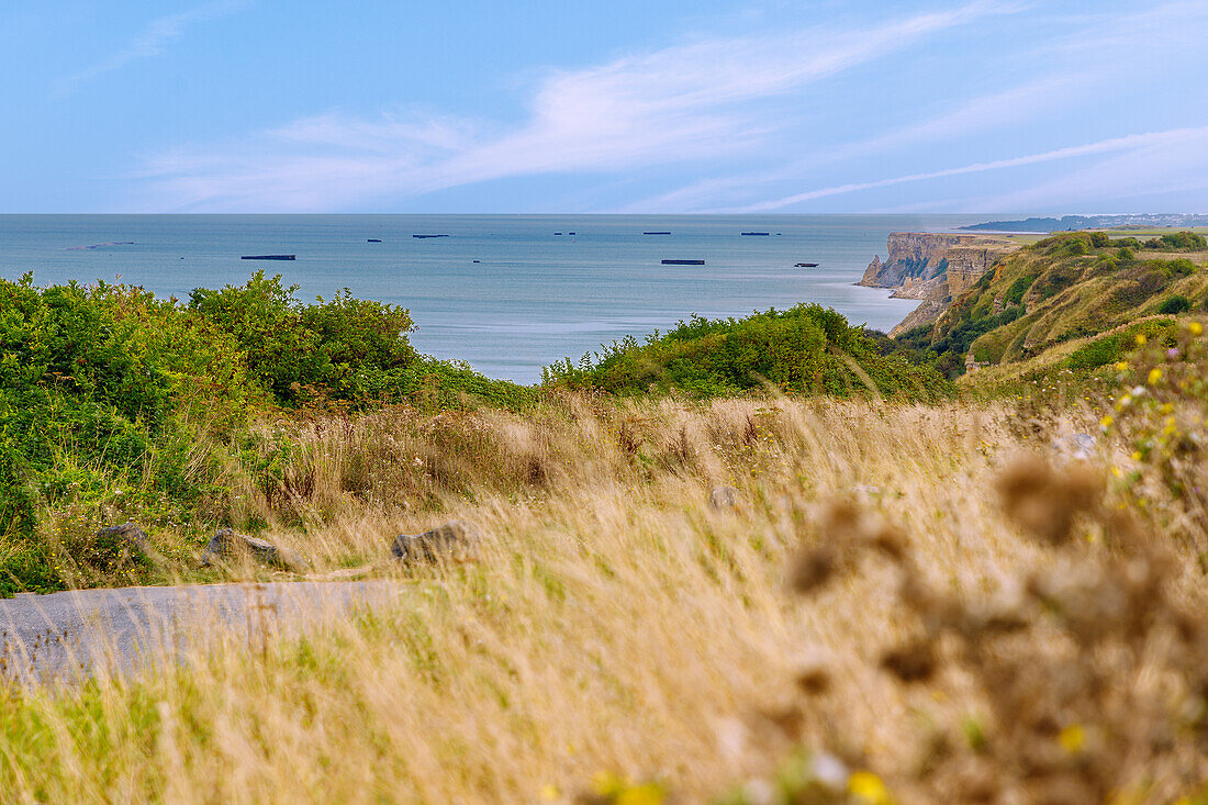 Relikte des künstlichen Hafens Port artificiel d'Arromanches (Schwarze Betonblöcke im Meer) der Alliierten vor Arromanches-les-Bains an der Côte de Nacre (Cote de Nacre, Perlmuttküste, Landungsstrände) im Département Calvados in der Region Normandie in Frankreich