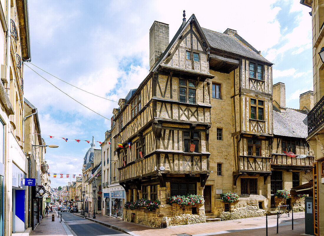 Historisches Fachwerkhaus in der Rue des Cuisiniers in der Altstadt von Bayeux in der Landschaft Bessin im Département Calvados in der Region Normandie in Frankreich