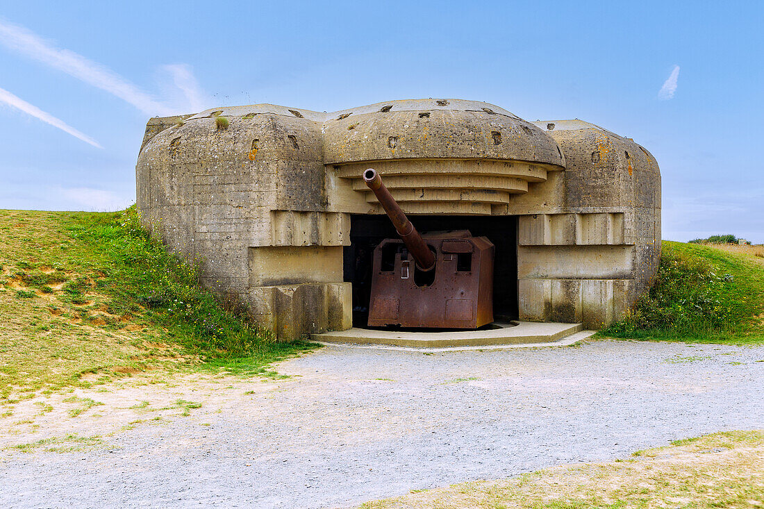  La Batterie Longues-sur-Mer (concrete bunker with 150-millimeter cannon, remains of a German battle battery of the Atlantic Wall in World War II) near Arromanches on the Côte de Nacre (Cote de Nacre, Mother of Pearl Coast, landing beaches) in the Calvados department in the Normandy region of France 