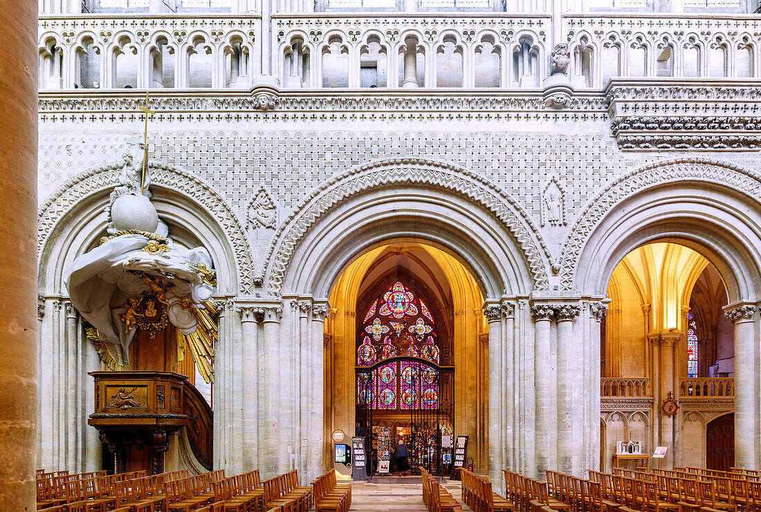  Arcades with Norman jagged and sabre-toothed friezes and figurative ornamentation in the interior of the Cathédrale Notre-Dame in Bayeux in the Calvados department in the Normandy region of France 