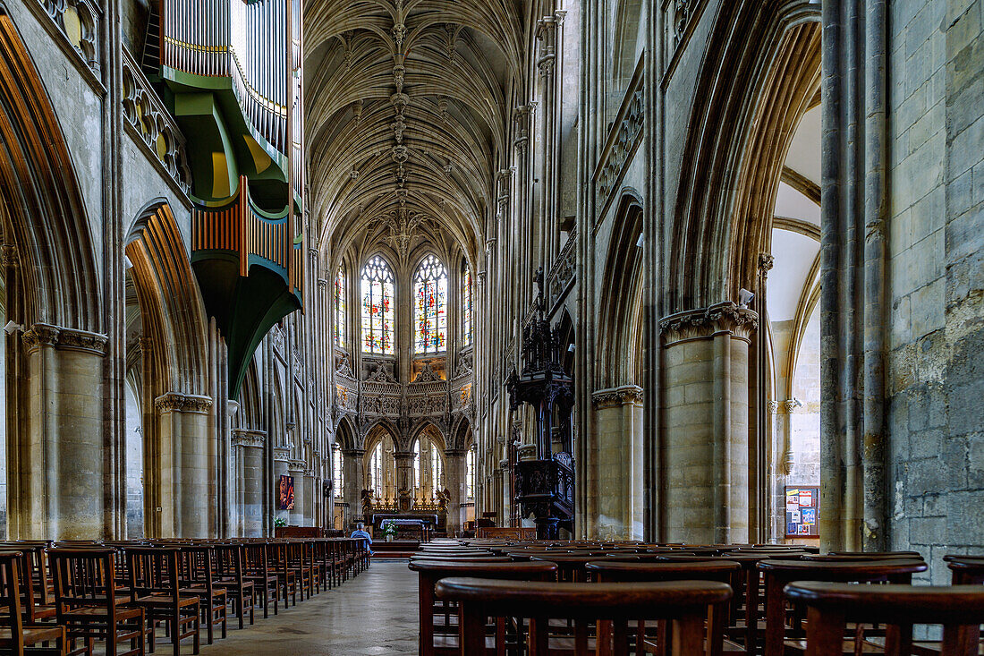 Innenraum der Kirche Église Saint-Pierre in Caen im Département Calvados in der Region Normandie in Frankreich