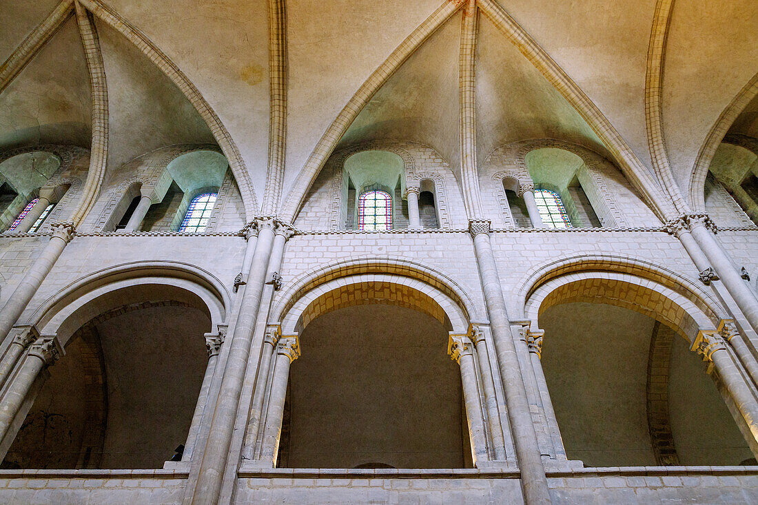 Innenraum der Kirche Saint-Ètienne (Saint-Etienne, Abbaye aux Hommes, Männerabtei), Blick auf Obergaden und Arkadengang mit normannischen Blattfriesen und Kapitellen, in Caen im Département Calvados in der Region Normandie in Frankreich