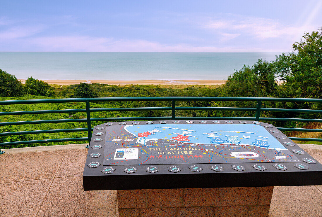  Overview board of the landing beaches and view of Omaha Beach, Saint-Laurent American Cemetery (Cimitière Americain, Cimitiere Americain, Normandy American Cemetery) in Colleville-sur-Mer on Omaha Beach on the Côte de Nacre (Cote de Nacre, Mother of Pearl Coast, landing beaches) in the Calvados department in the Normandy region of France 