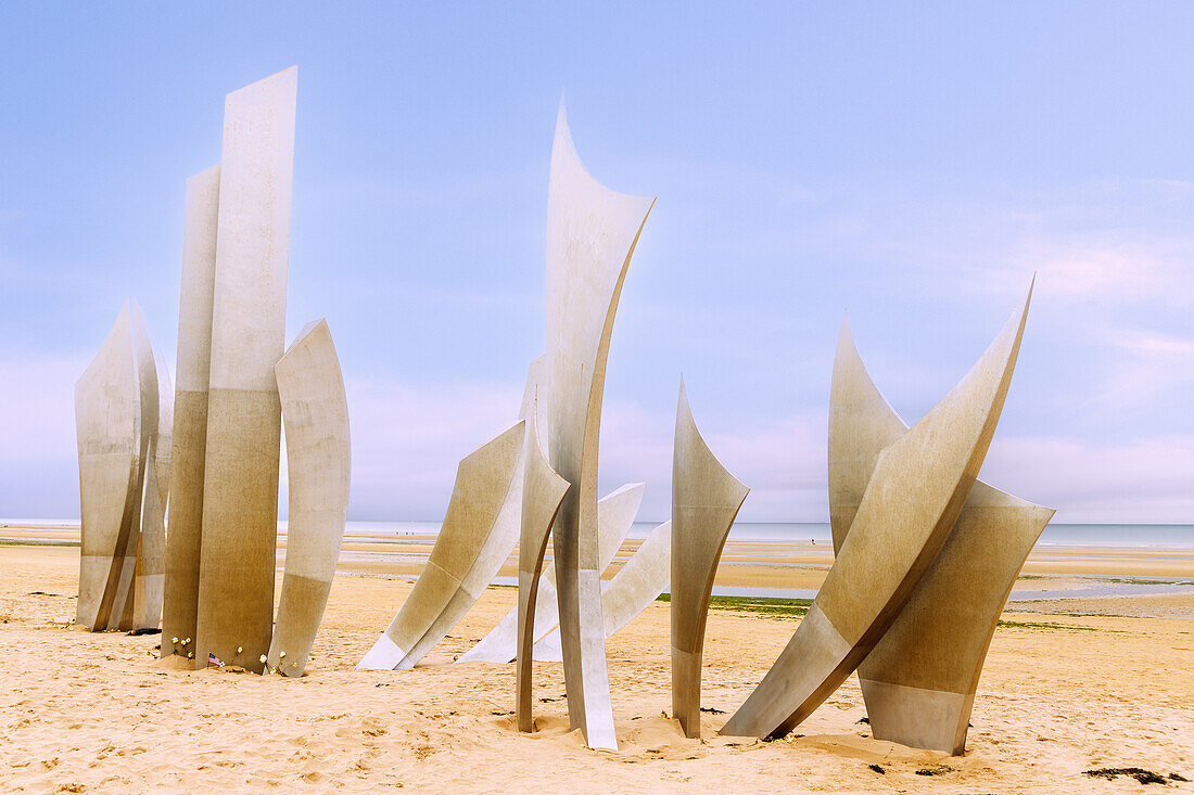 Dreiteilige abstrakte Metallskulptur "Les Braves" (Die Tapferen) von Anilore Banon am Omaha Beach an der Côte de Nacre (Cote de Nacre, Perlmuttküste, Landungsstrände) im Département Calvados in der Region Normandie in Frankreich