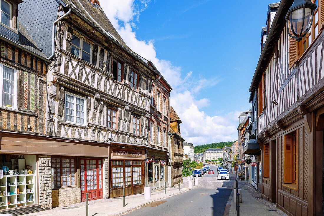 Fachwerkhäuser an der Straße Rue Grande in Orbec im Pays d'Auge im Département Calvados in der Region Normandie in Frankreich