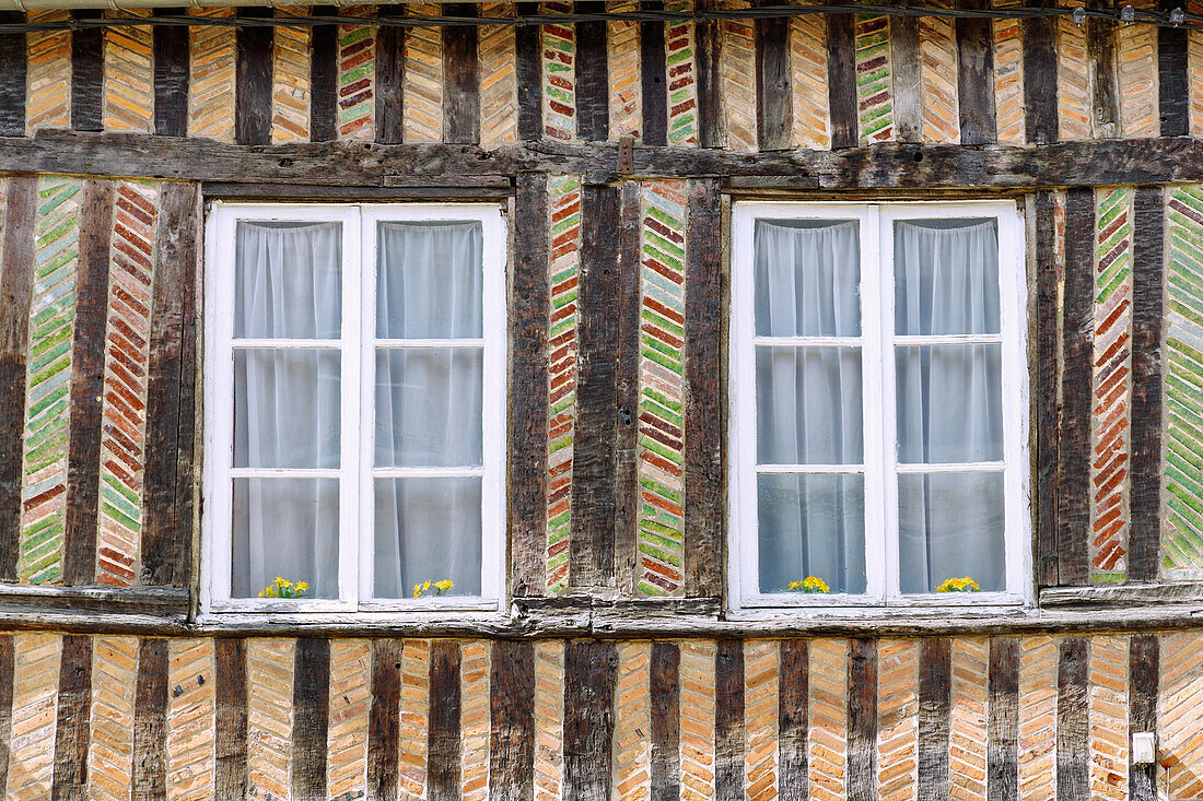 Fachwerkhaus an der Straße Rue Grande in Orbec im Pays d'Auge im Département Calvados in derRegion Normandie in Frankreich