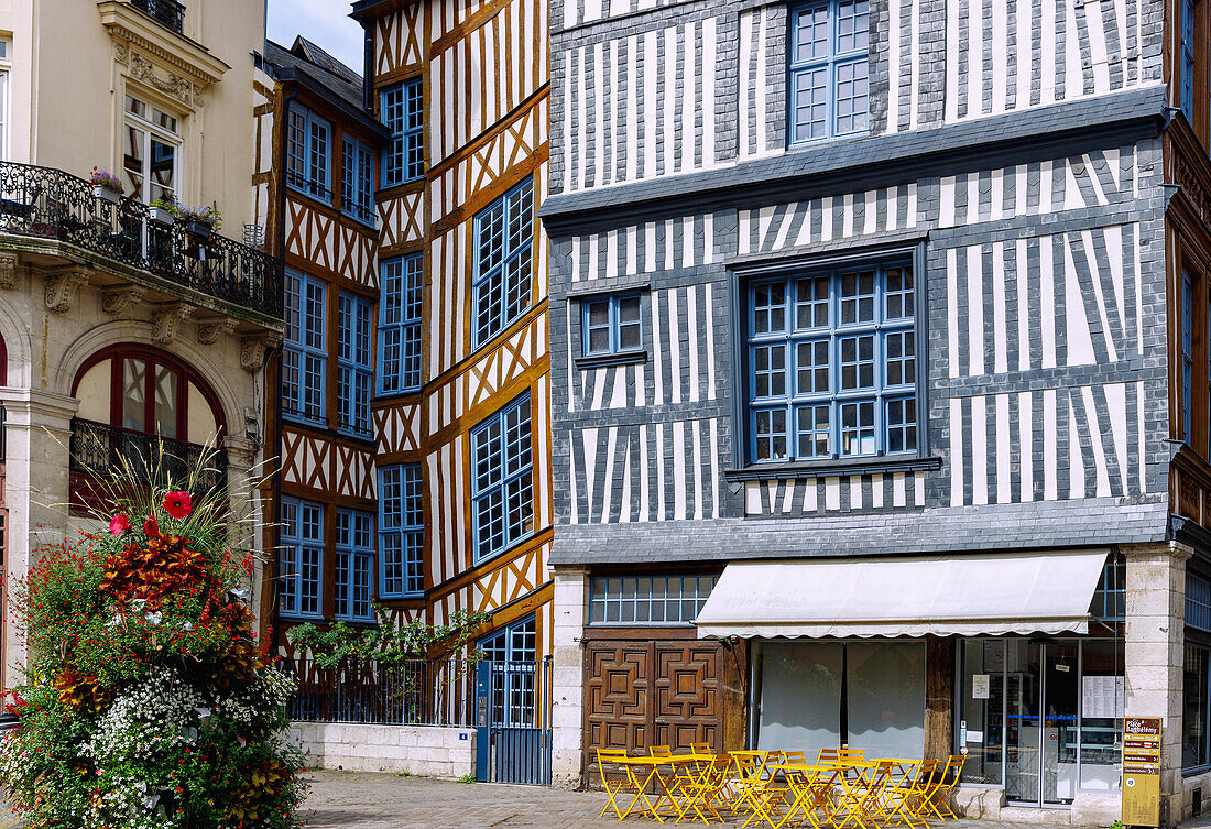 Fachwerkhäuser an der Place Barthélémy (Barthelemy) in Rouen im Département Seine-Maritime in der Region Normandie in Frankreich