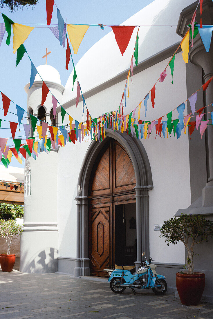 Das spanische Dorf Agulo in den Bergen von La Gomera, kanarische Inseln zur Mittagszeit