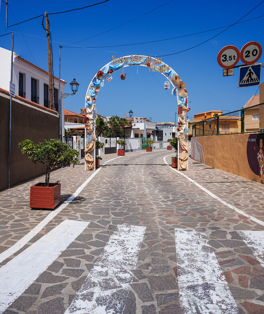 Das spanische Dorf Agulo in den Bergen von La Gomera, kanarische Inseln zur Mittagszeit