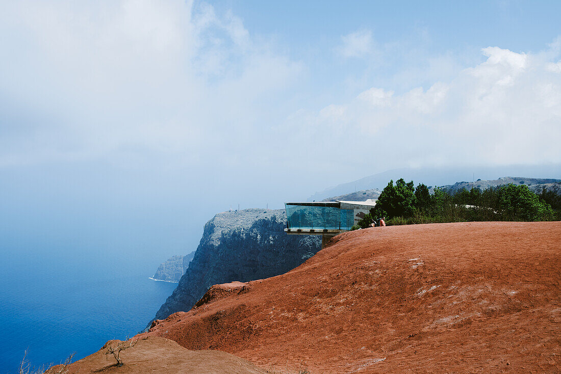 Naturschutzgebiet Las Rosas in den Bergen von La Gomera, Spanien, rote Vulkanerde