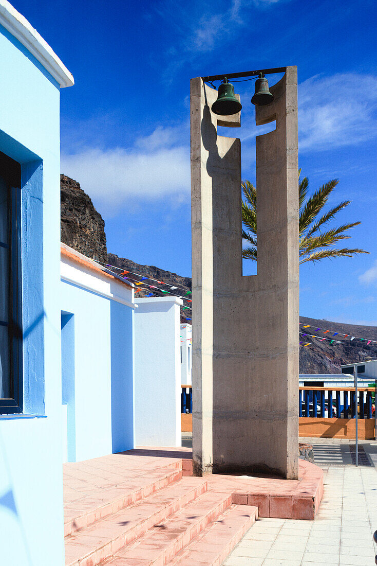  The port town of Valle Gran Rey on the Canary Island of Gomera in the midday sun. 