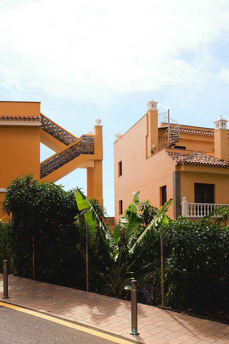 Die Hafenstadt Valle Gran Rey auf der kanarischen Insel La Gomera in der Mittagssonne