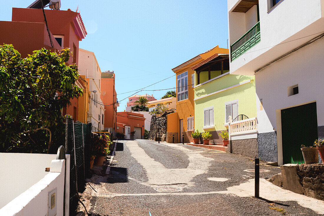 Die Hafenstadt Valle Gran Rey auf der kanarischen Insel La Gomera in der Mittagssonne