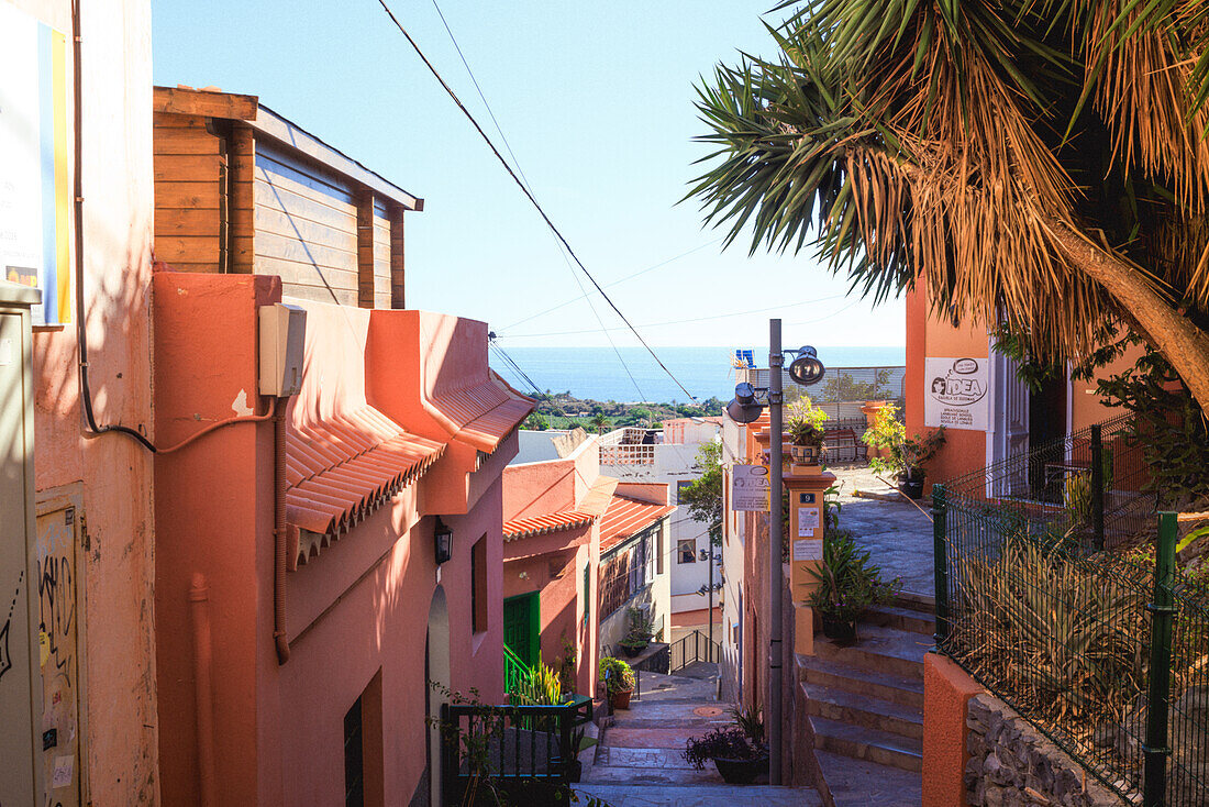 Die Hafenstadt Valle Gran Rey auf der kanarischen Insel La Gomera in der Mittagssonne