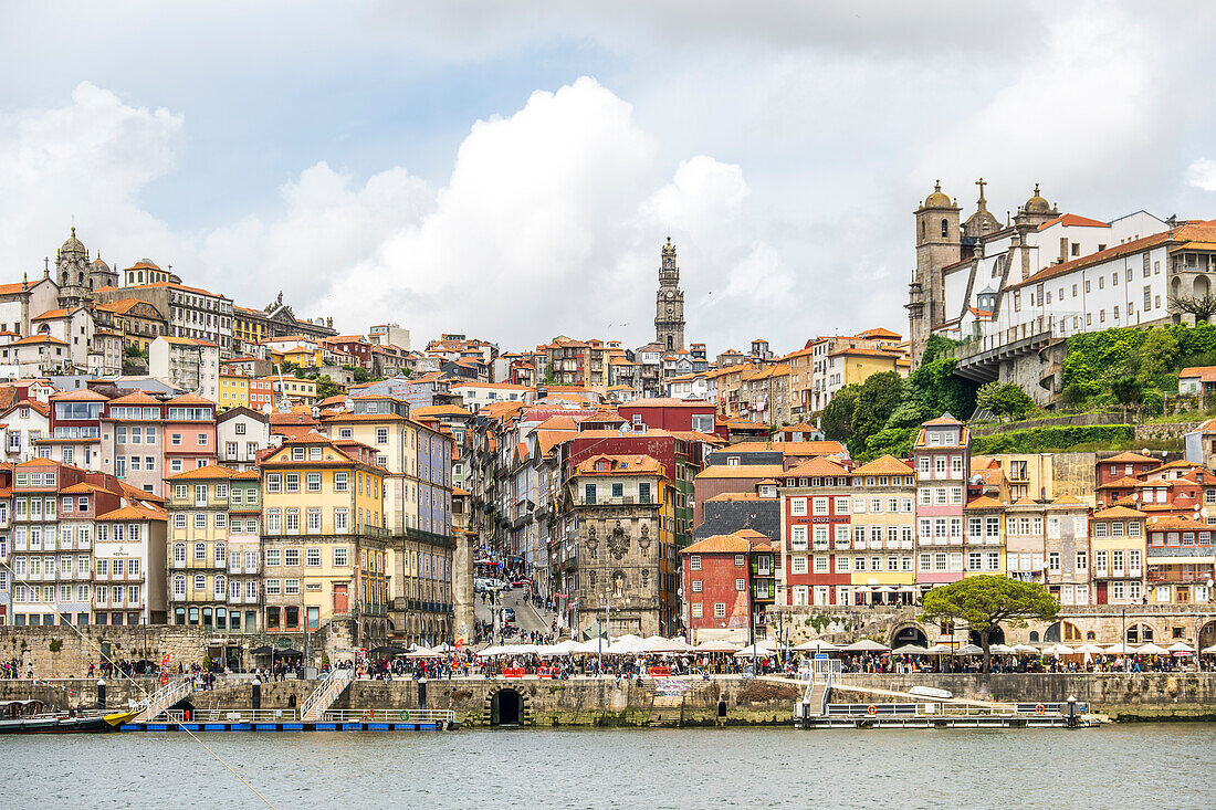 Blick über den Fluss Duero auf Altstadt Cais da Ribeira mit Torre dos Clérigos und Kathedrale Sé do Porto, Porto, Portugal