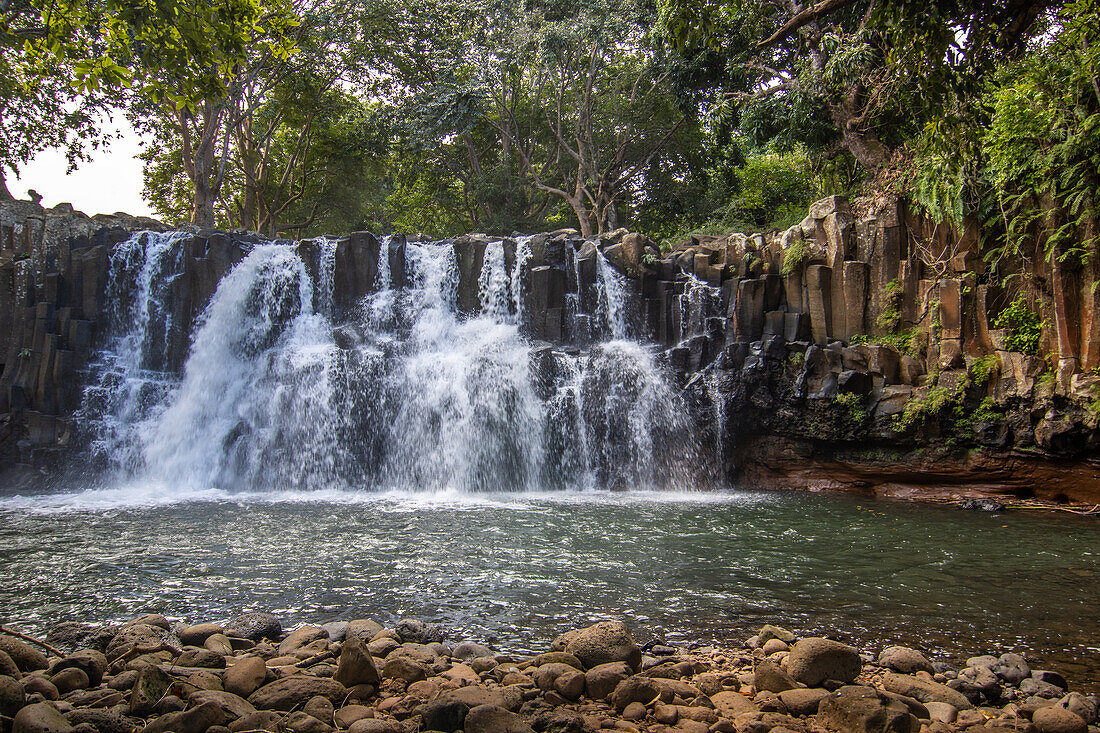 Rochester Falls, Tropische Natur und Landschaft am  Wasserfall aus Basaltstelen, Distrikt Savanne, Insel Mauritius, Indischer Ozean, Ost-Afrika