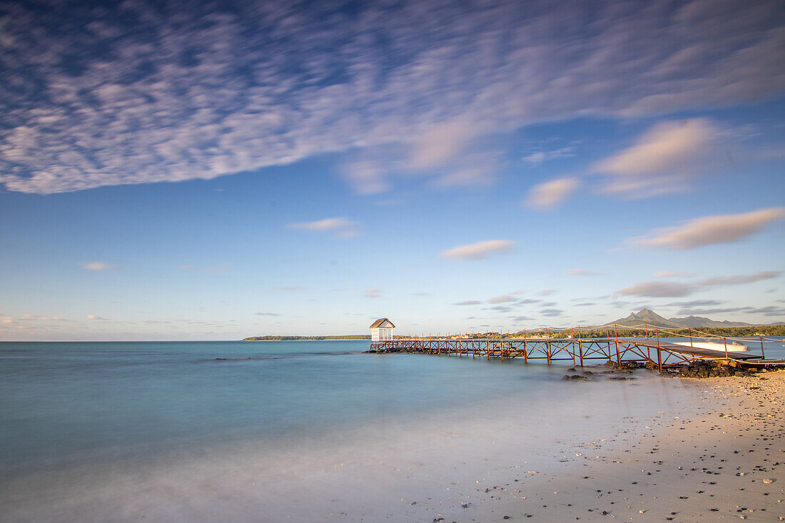 Sonnenaufgang am Strand Plage Pointe Quatre Cocos, bei Trou d’Eau Douce, Ostküste, Insel Mauritius, Indischer Ozean, Ost-Afrika