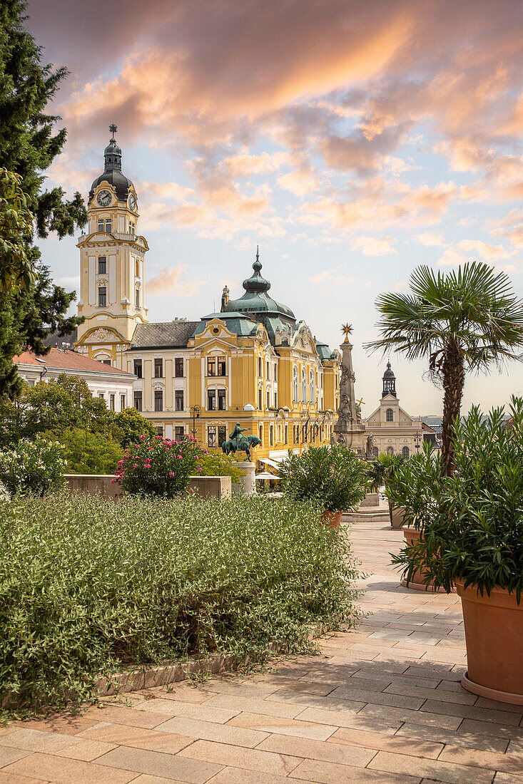 Kirchen und Paläste mit Rathaus am Széchenyi-Platz, Pécs, Südtransdanubien (Dél-Dunántúl), Ungarn