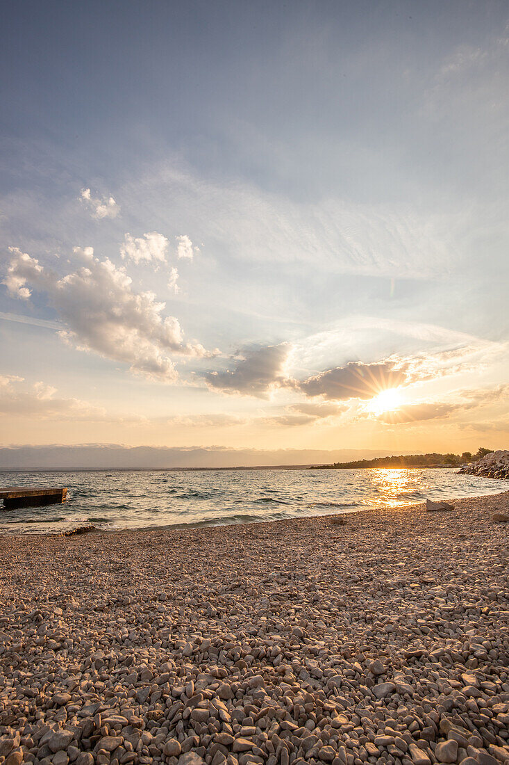 Strand Plaža Lozice, Bucht mit kleinem Hafen am Morgen bei Sonnenaufgang auf der Insel Vir, Zadar, Dalmatien, Adria, Kroatien, Mittelmeer