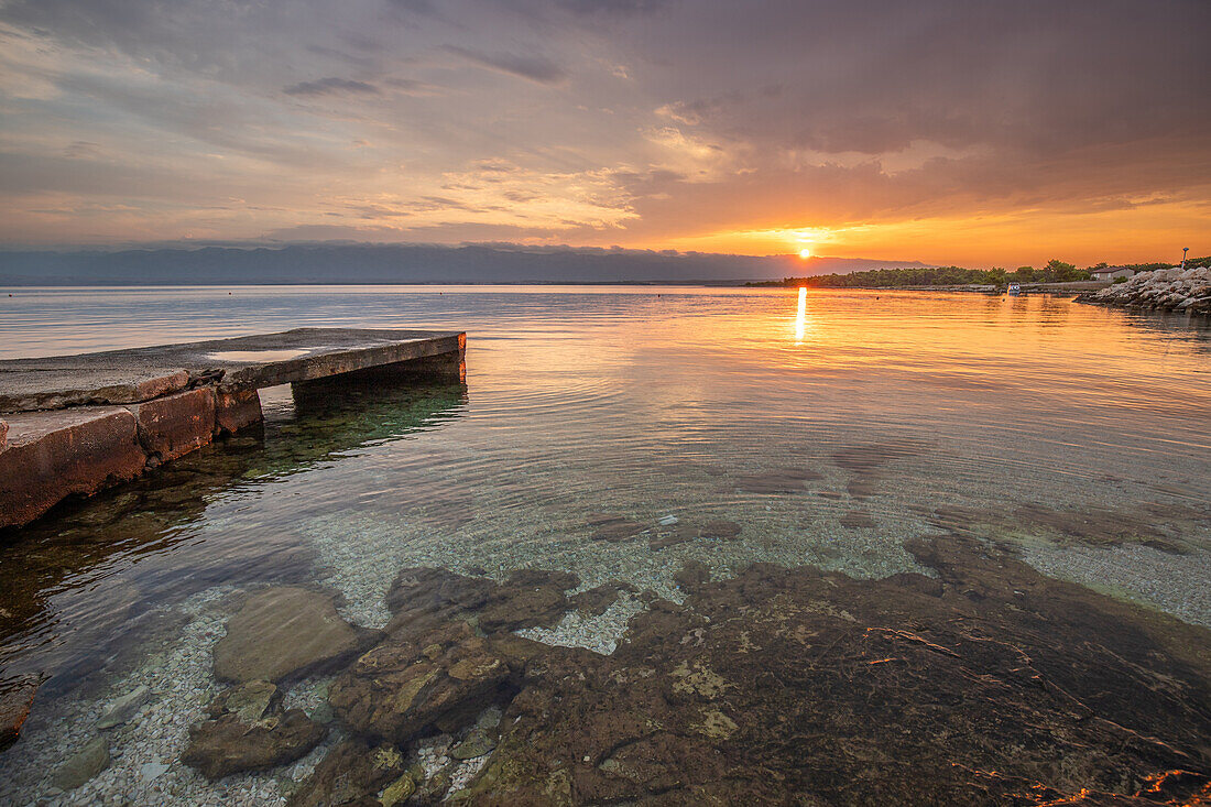 Insel Vir, Strand am Morgen zum Sonnenaufgang, felsige Küste, mediterrane Landschaft, Zadar, Dalmatien, Kroatien, Adria, Mittelmeer