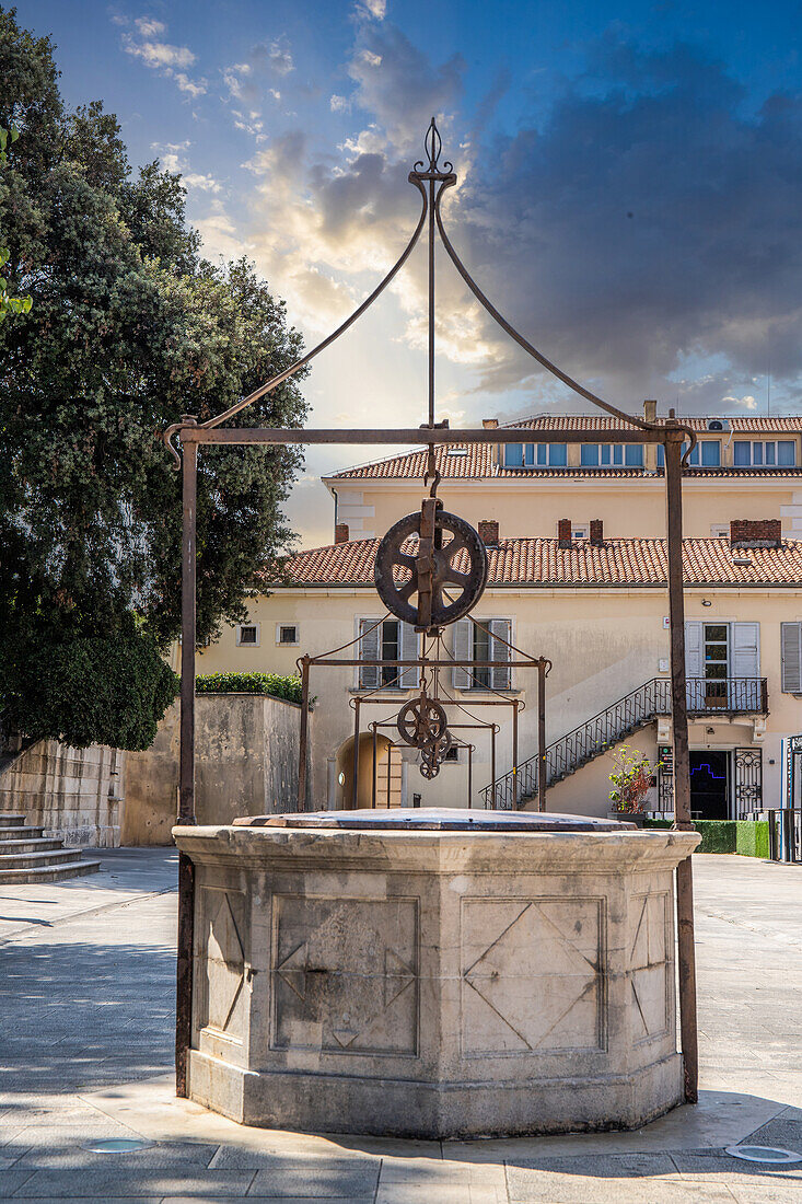 Zadar, öffentlicher Platz mit Steinbrunnen aus dem 16. Jahrhundert. Platz der fünf Brunnen Adria, Zadar, Dalmatien, Kroatien