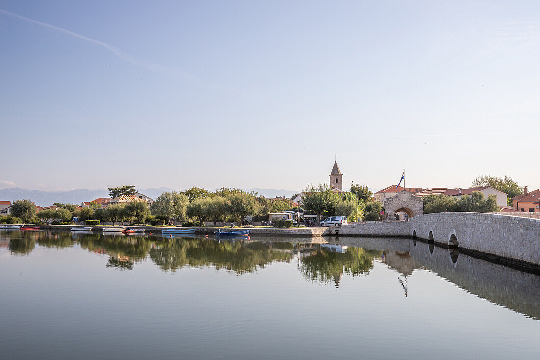 Nin, kleine Mittelmeerstadt, massive Stadtmauer, in einer Lagune, Zadar, Dalmatien, Kroatien, Adria