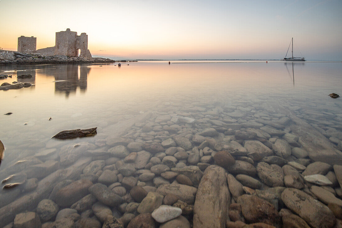 Burg Kastelina, Bucht am Mittelmeer mit ruhigem Wasser bei Sonnenaufgang, mediterrane Landschaft der Insel Vir, Zadar, Dalmatien, Kroatien, Adria