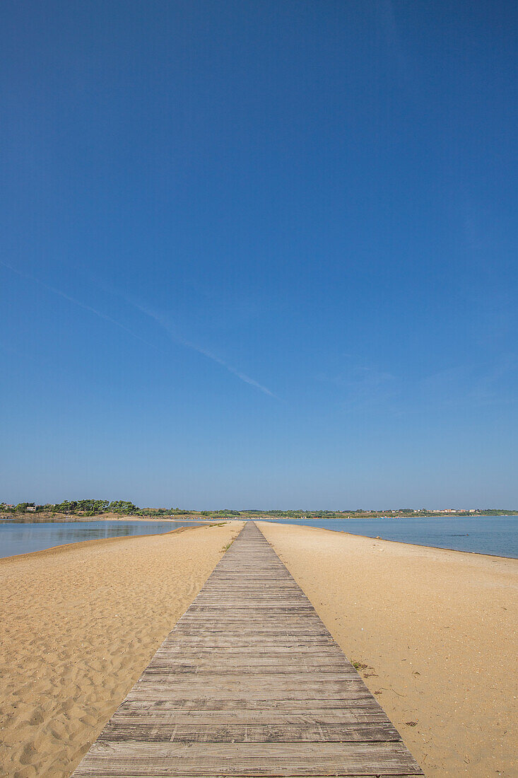  Plaža Ždrijac, a beach surrounded by the sea on both sides. A wooden pier runs through the middle, Nin, Zadar, Dalmatia, Croatia 