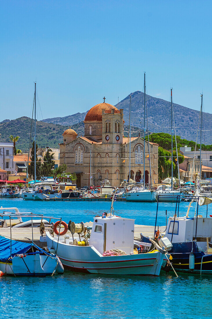 Boote im Hafen vor der Kirche Ekklisia Isodia Theotokou, Hauptstadt Ägina, Insel Ägina, südwestlich von Athen, Saronischer Golf, Westliche Ägäis, Griechenland