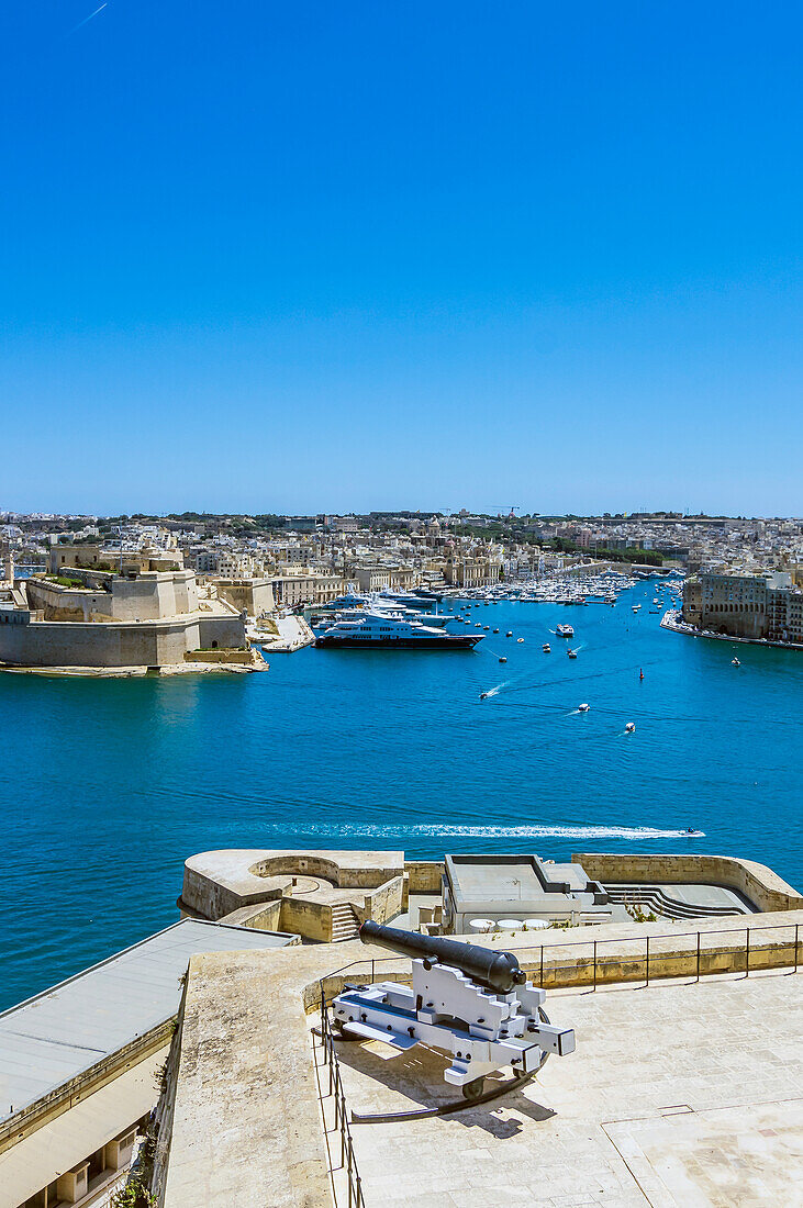 Blick von den Upper Barrakka Gardens, Richtung Fort St Angelo und Kirche St.Philipp in Valetta, Malta