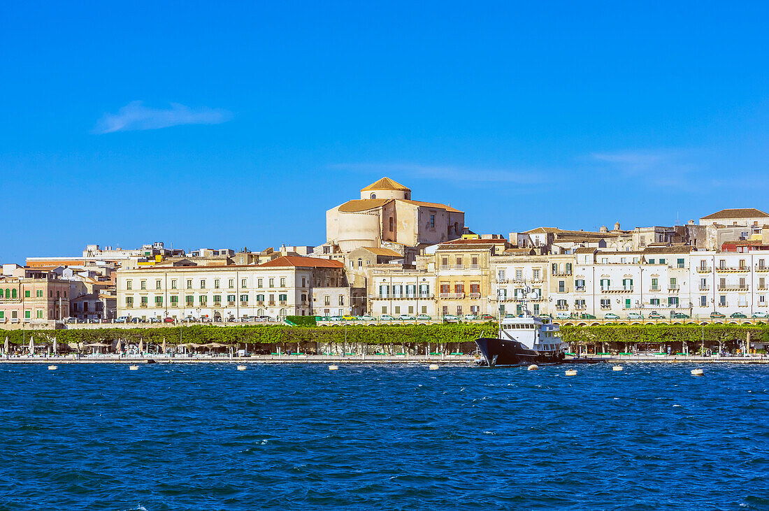 Begrünte Uferpromenade mit sehenswerten Gebäuden in Syrakus, Sizilien, Italien 