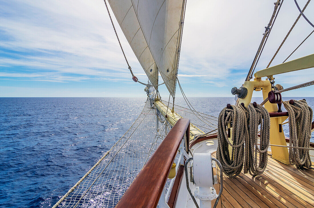 Ansichten vom Bug eines Segelschiffes auf dem Mittelmeer, vor Malta