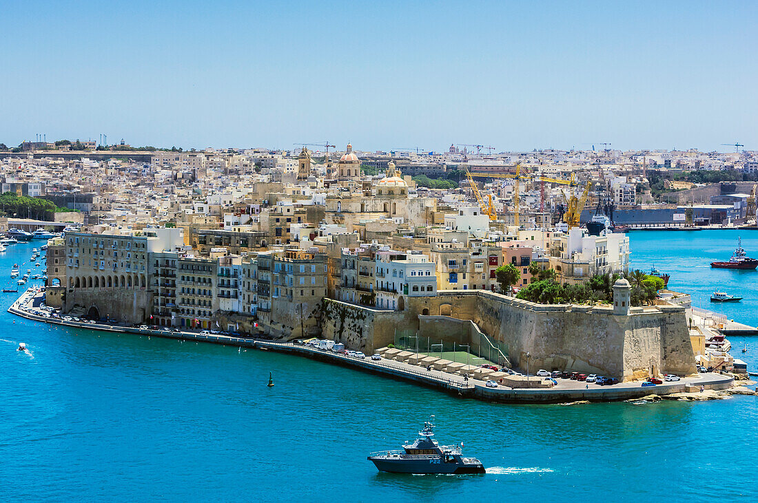 Blick von den Upper Barrakka Gardens, Richtung Forti Sant Anglu und Kirche St.Philipp in Valetta, Malta