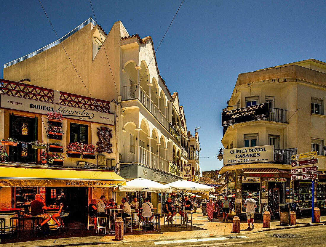 Straßenrestaurant und Shops in der Altstadt, Torremolinos, Provinz Malaga, Costa del Sol, Andalusien, Spanien