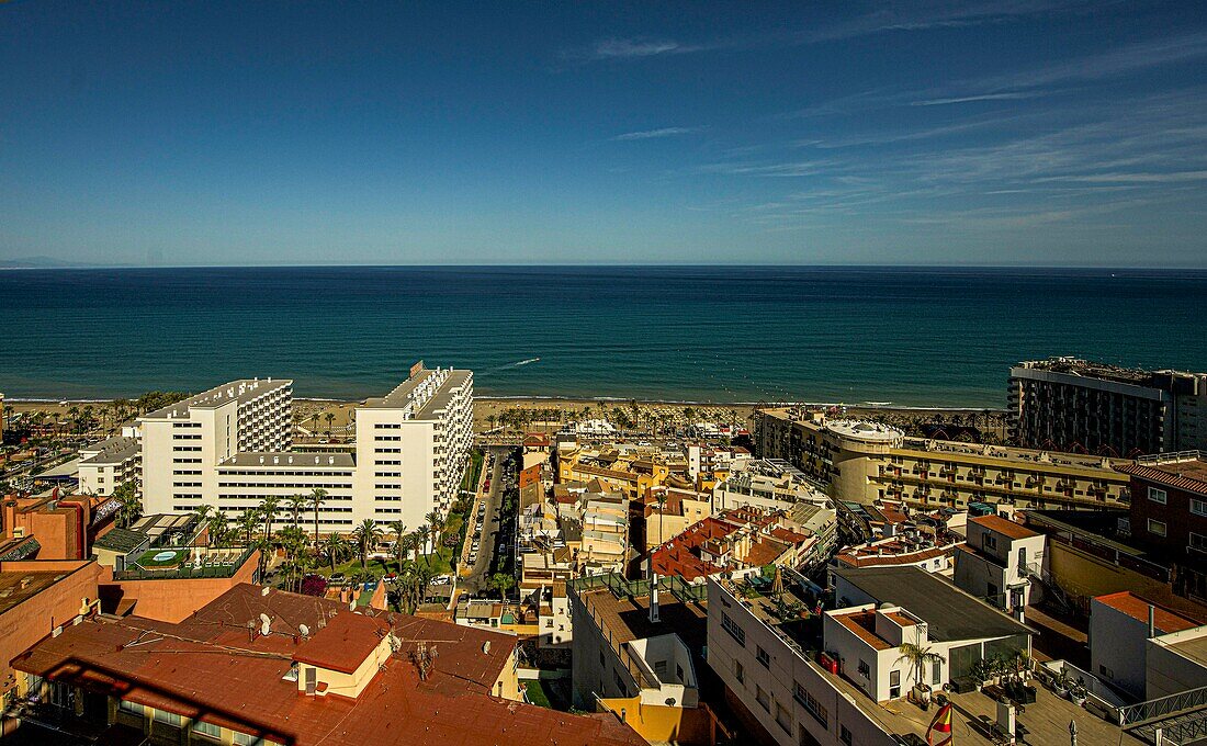 Blick von der Altstadt zu den Ferienunterkünften am Strand El Bajondillo, Torremolinos, Provinz Malaga, Costa del Sol, Andalusien, Spanien