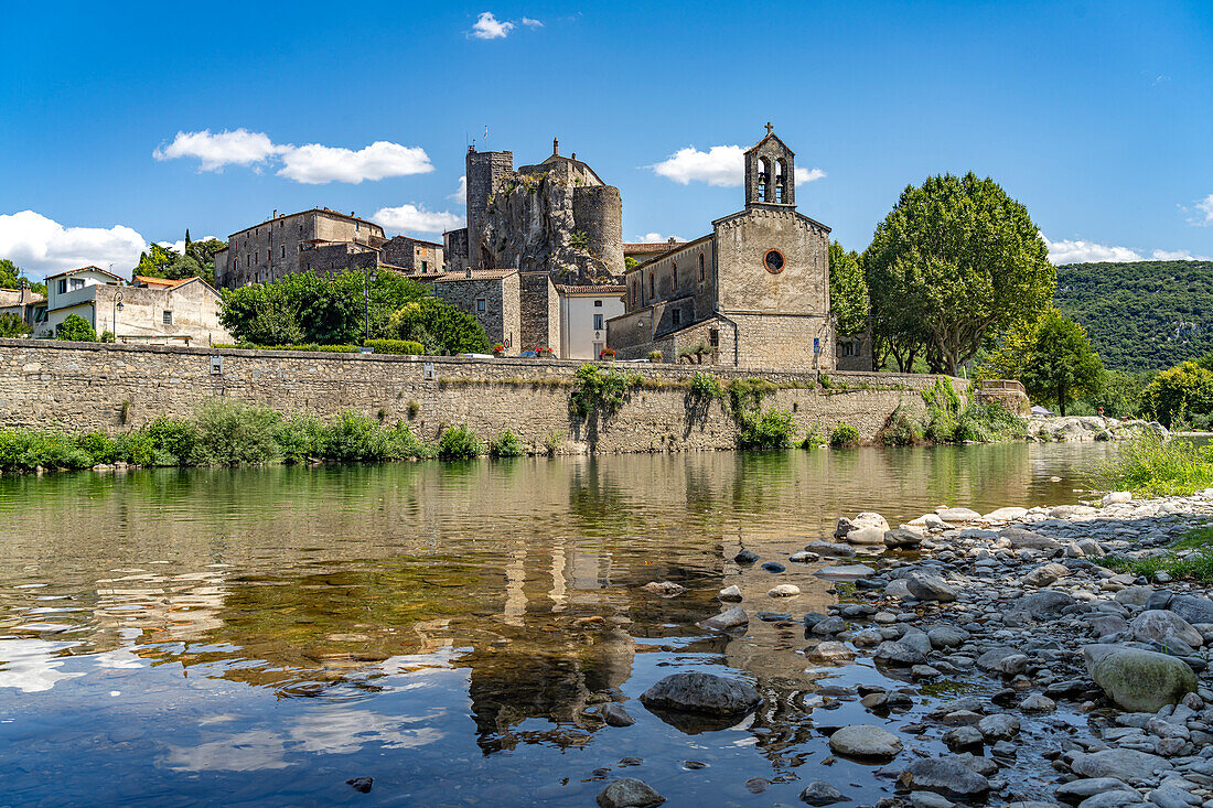 Die Kirche Sainte-Marie-Madeleine, Burg Chateau de Laroque und der Fluss Hérault in Laroque, Frankreich, Europa