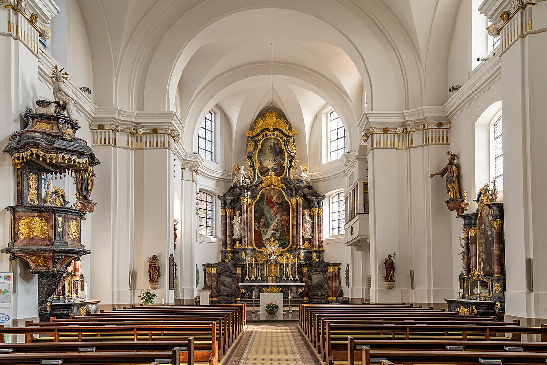 Innenraum der Katholischen Kirche St. Johann in Donaueschingen, Baden-Württemberg, Deutschland