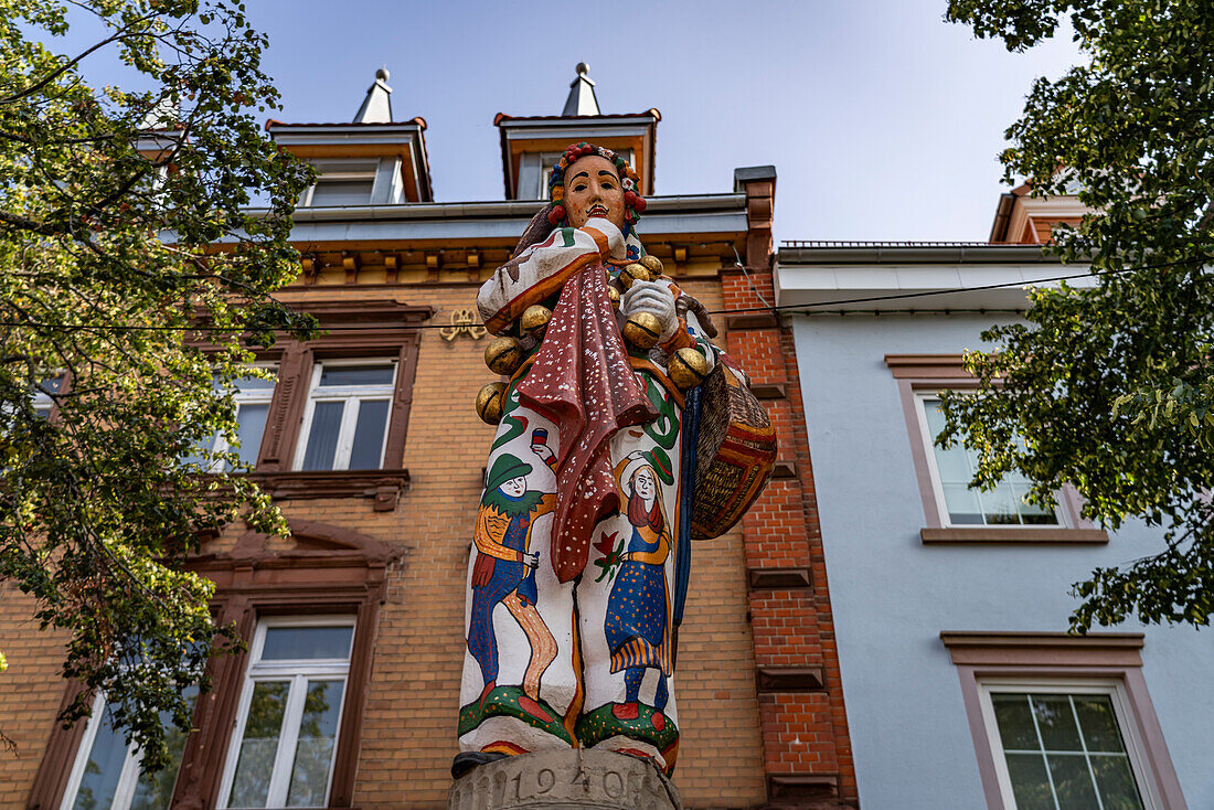 Hansel, historische Figur der Donaueschinger Fasnacht auf dem Hanselbrunnen mit in Donaueschingen, Baden-Württemberg, Deutschland