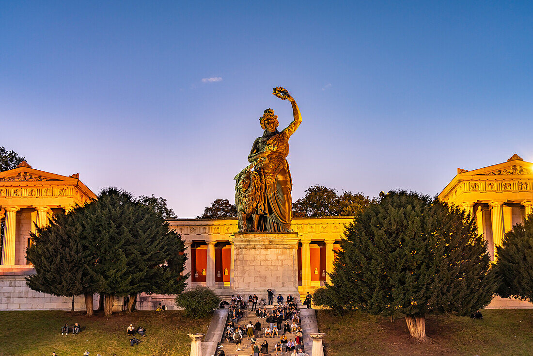 Ruhmeshalle und Bavaria Statue in der Abenddämmerung, München, Bayern, Deutschland 