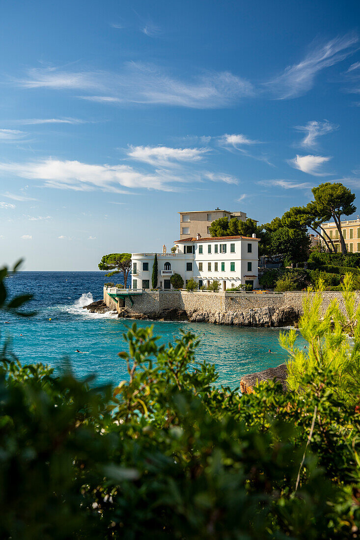 Blick über den Strand du Bestouan auf das Kino “The French Connection”, Charnier’s House, Cassis, Provence, Frankreich, Europa