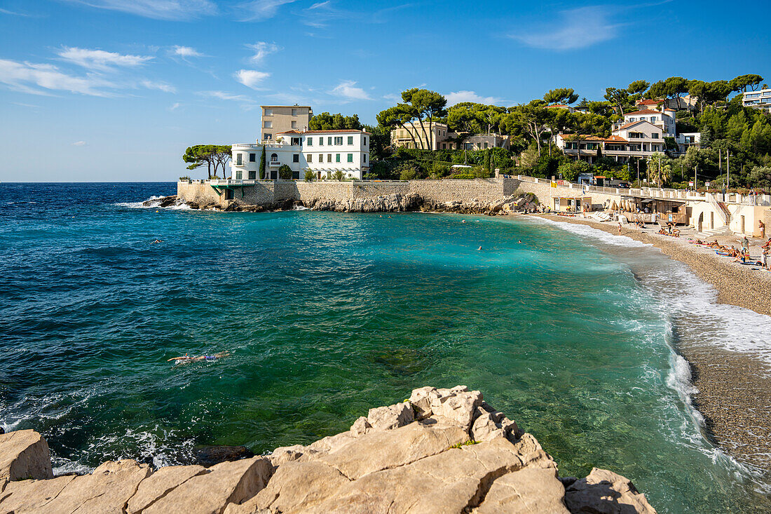 Blick über den Strand du Bestouan auf das Kino “The French Connection”, Charnier’s House, Cassis, Provence, Frankreich, Europa