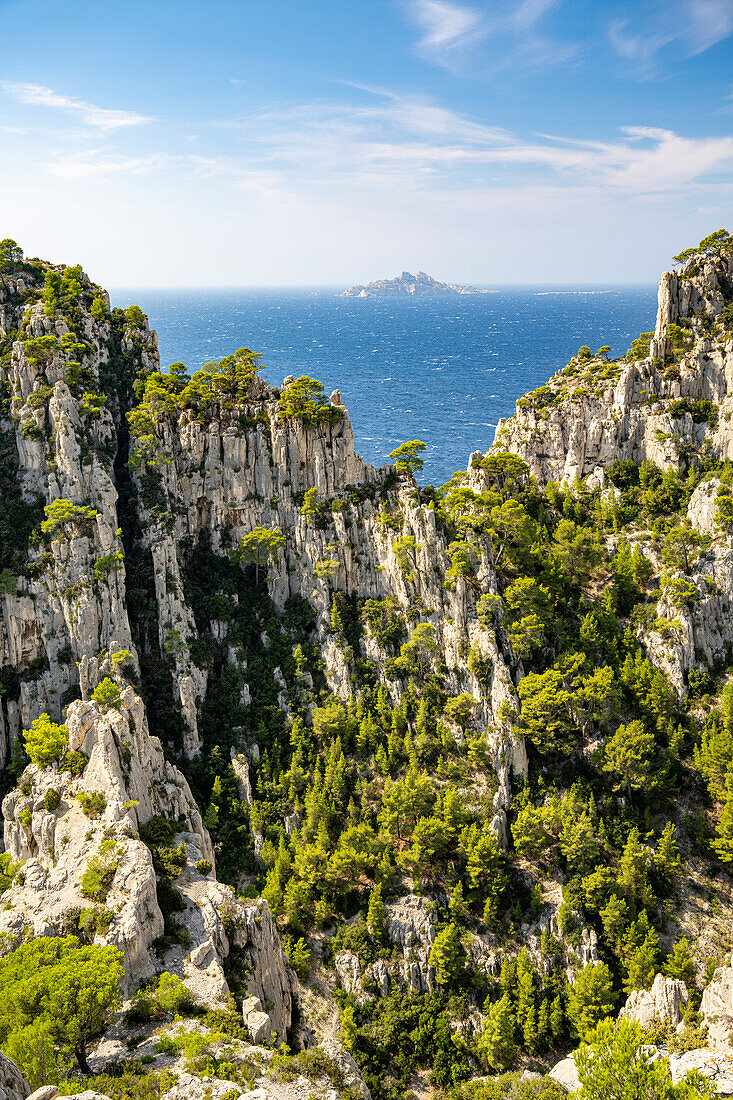 Blick zwischen Felsen zur Ile Riou im Nationalpark Calanques zwischen Cassis und Marseille, Provence, Frankreich, Europa