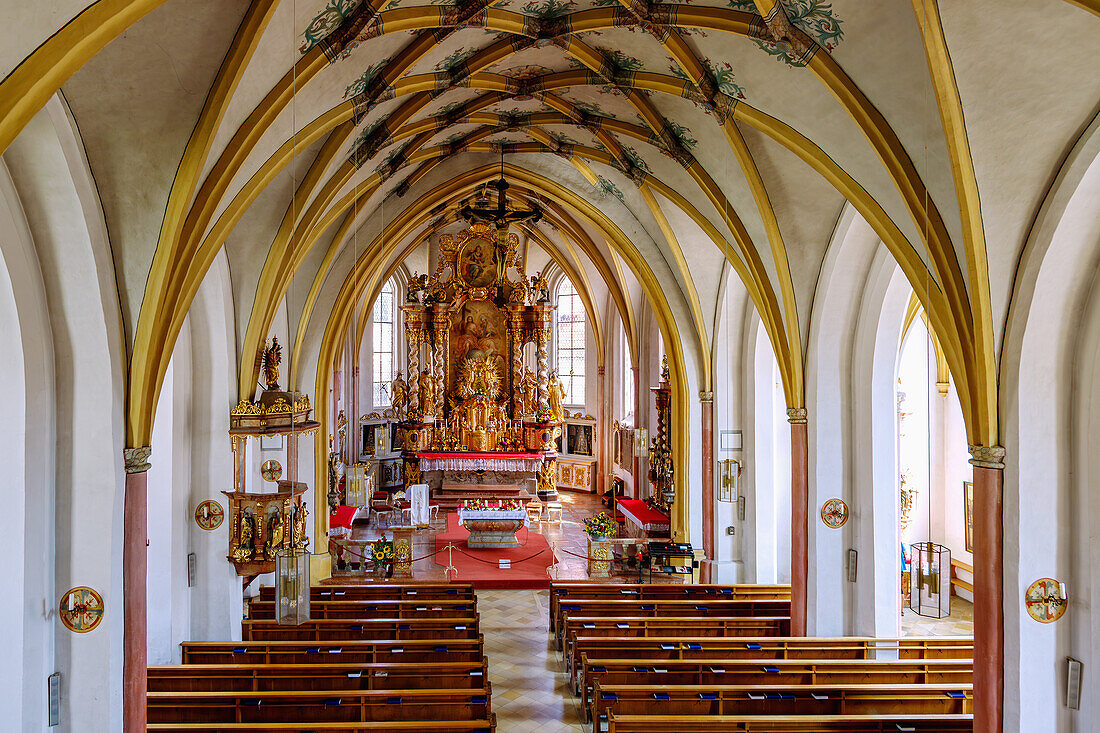 Innenraum der Wehrkirche Kößlarn (Pfarrkirche Heiligste Dreifaltigkeit) mit bemaltem Netzgewölbe und Hochaltar mit Gnadenbild in Markt Kößlarn in Niederbayern in Deutschland