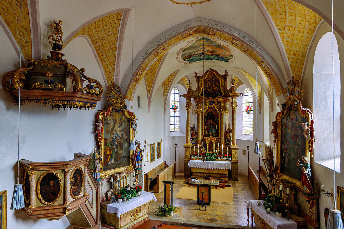 Innenraum der Kirche St. Ägidius und Nikolaus in Grainbach am Samerberg im Chiemgau in Oberbayern in Deutschland