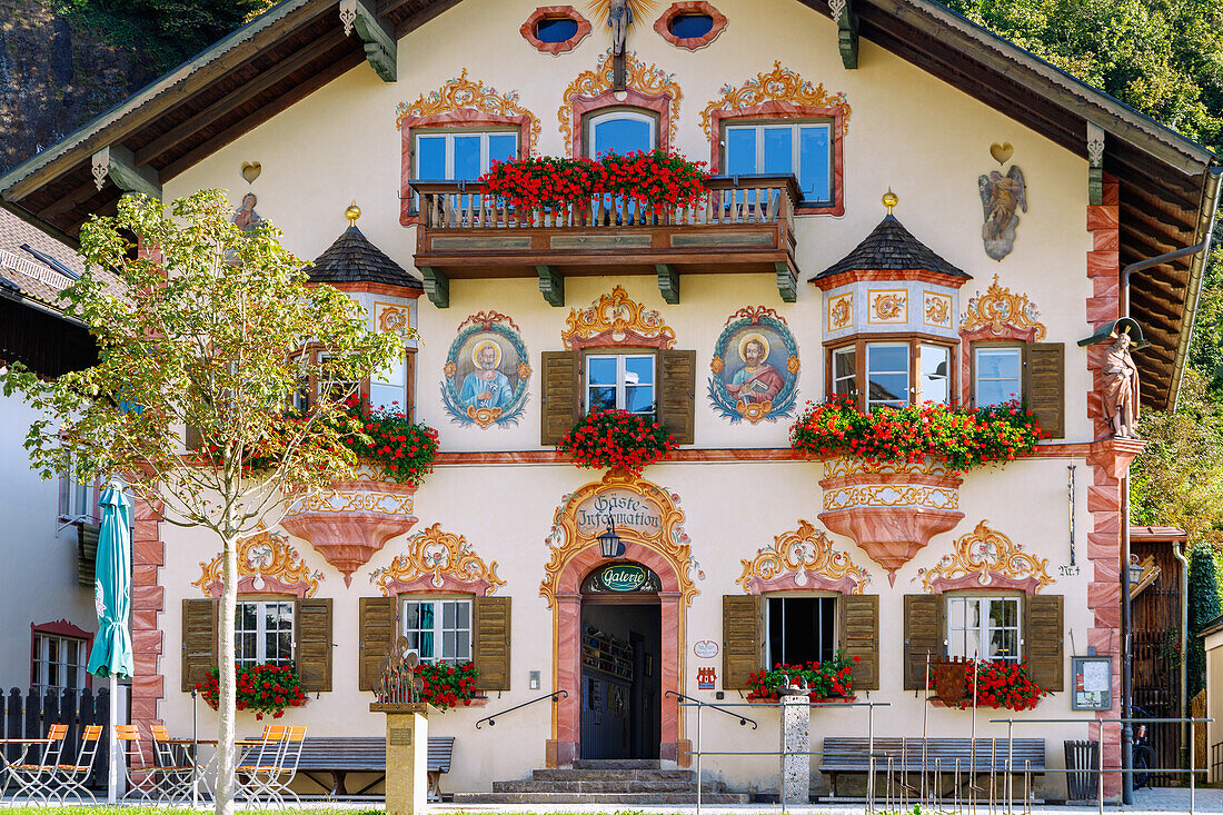 Historischer Marktplatz mit Haus zum Sailer (Gästeinformation) mit Lüftlmalerei in Neubeuern mit Blick auf Schloss Neubeuern im Chiemgau in Oberbayern in Deutschland