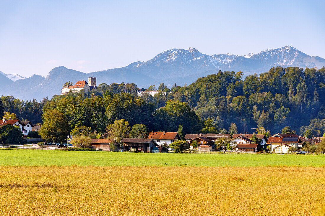 Neubeuern und Schloss Neubeuern vom Aussichtspunkt Altenbeuern im Chiemgau in Oberbayern in Deutschland