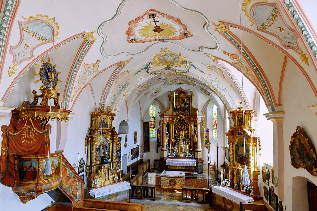 Innenraum der Kirche St. Bartholomäus in Roßholzen am Samerberg im Chiemgau in Oberbayern in Deutschland