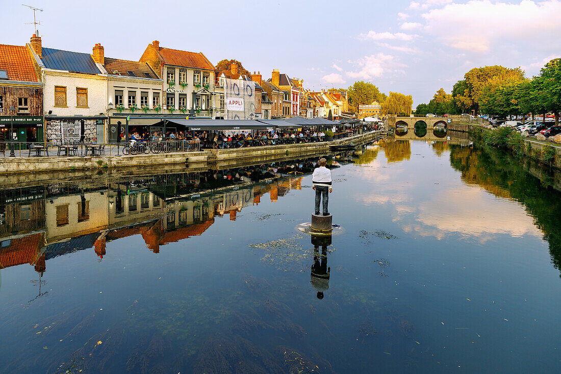 Quai Bélu (Belu) an der Somme mit Holzskulptur "L'homme sur sa bouée", Viertel Saint-Leu und Blick auf die Brücke Pont du Cange in Amiens im Département Somme in der Region Hauts-de-France in Frankreich